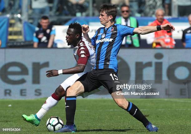 Afriyie Acquah of Torino FC competes for the ball with Marten De Roon of Atalanta BC during the serie A match between Atalanta BC and Torino FC at...