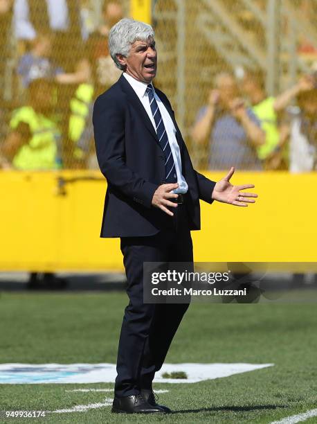 Atalanta BC coach Gian Piero Gasperini shouts to his players during the serie A match between Atalanta BC and Torino FC at Stadio Atleti Azzurri...