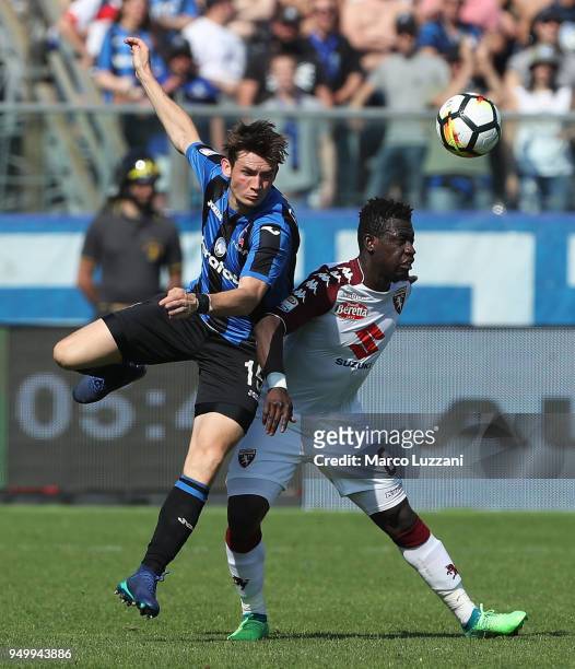 Afriyie Acquah of Torino FC competes for the ball with Marten De Roon of Atalanta BC during the serie A match between Atalanta BC and Torino FC at...