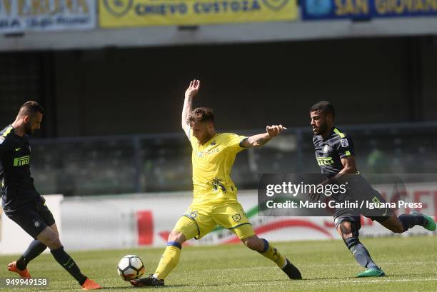 Perparim Hetemaj of AC Chievo Verona in action during the serie A match between AC Chievo Verona and FC Internazionale at Stadio Marc'Antonio...