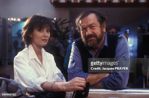 Sabine Azéma avec le réalisateur Robert Enrico lors du tournage du film 'Zone rouge' le 3 novembre 1985 en France.