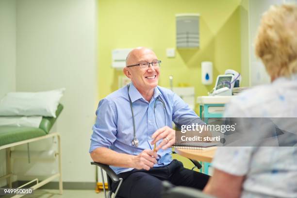 amichevole senior gp - servizio sanitario nazionale britannico foto e immagini stock
