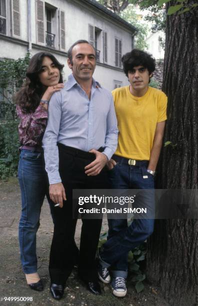 Portrait de Miguel Angel Estrella, pianiste, chez lui avec ses enfants, en juillet 1980 à Paris, France.