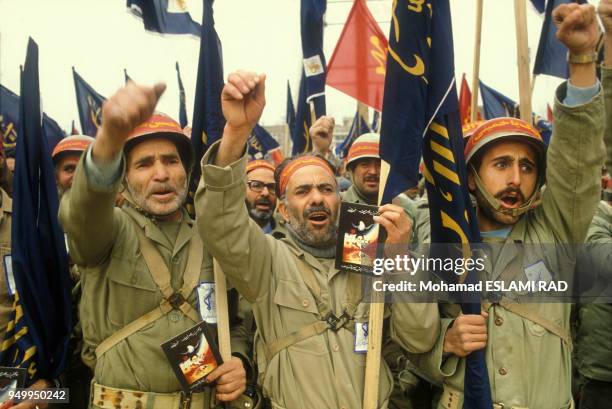 Militaires levant le poing en signe de victoire lors du 7e anniversaire de la Révolution islamique le 11 février 1986 à Téhéran, Iran.