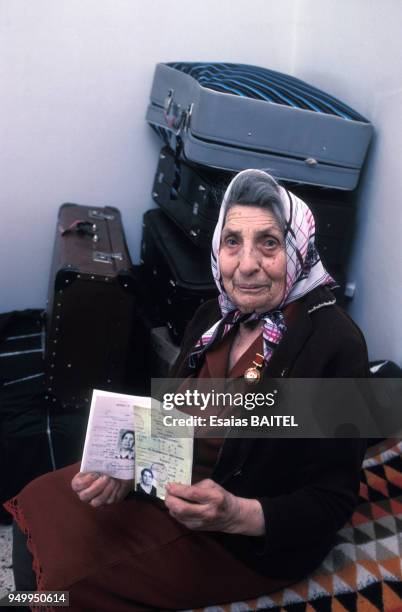 Arrivée d'une femme âgée refuznik en provenance d'URSS en décembre 1990 à Tel Aviv, Israël.