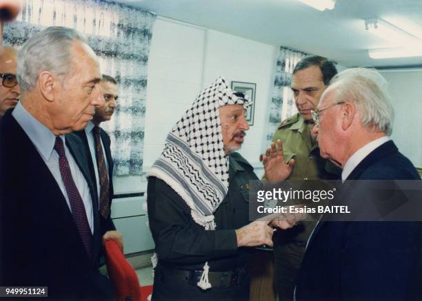 Yasser Arafat rencontre Shimon Peres et Yitzhak Rabin le 8 novembre 1994 en Israël.