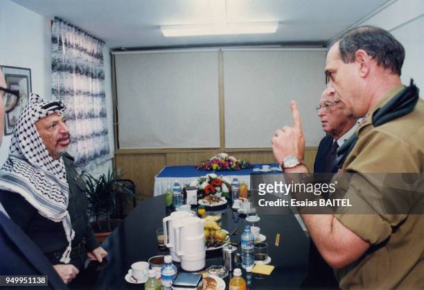 Yasser Arafat rencontre Yitzhak Rabin et le général Danny Rothschild le 8 novembre 1994 en Israël.