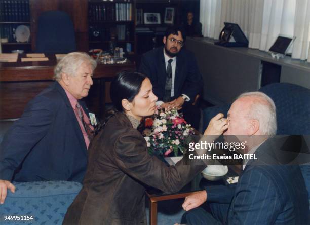Yitzhak Rabin maquillé avant une interview sous le regard de l'acteur Peter Ustinov le 9 novembre 1994 en Israël.