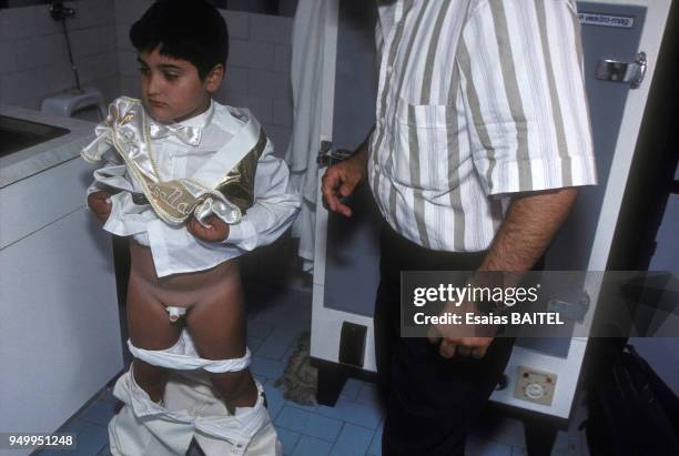 Enfant après sa circoncision à Istanbul en décembre 1995, Turquie.