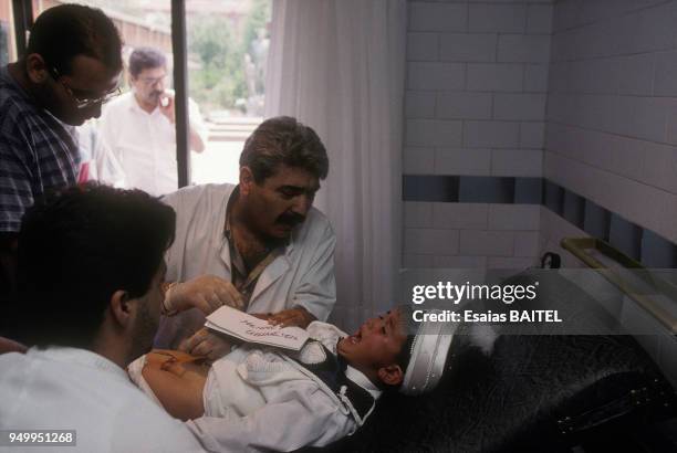 Enfant en pleurs lors de sa circoncision à Istanbul en décembre 1995, Turquie.