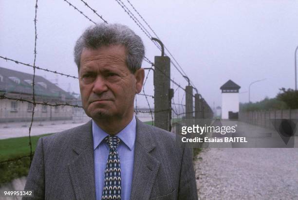 Nikolaus Lehner, ancien déporté et dernier juif vivant à Dachau, retourne visiter le camp de concentration de Dachau en octobre 1994, Allemagne.