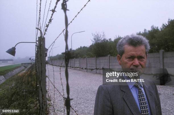 Nikolaus Lehner, ancien déporté et dernier juif vivant à Dachau, retourne visiter le camp de concentration de Dachau en octobre 1994, Allemagne.