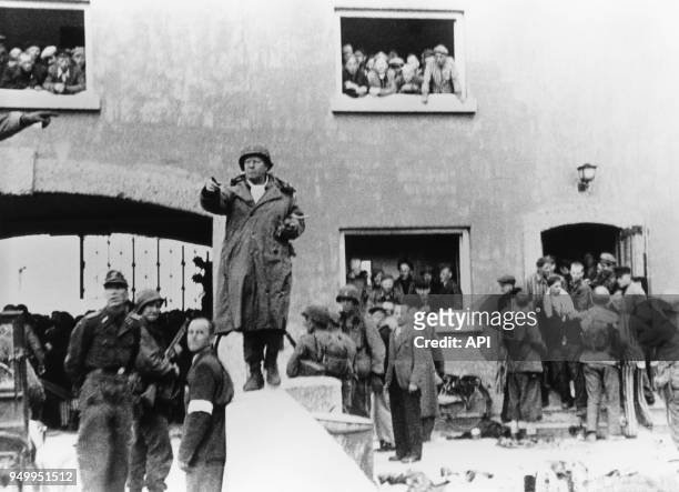 Les troupes américaines dirigeant les opérations de libération du camp de concentration de Dachau en avril 1945, Allemagne.