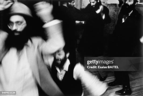 Danse traditionnelle pendant la fête de Pourim - Purim - dans une communauté de Juifs orthodoxes en décembre 1996 à Jérusalem, Israël.
