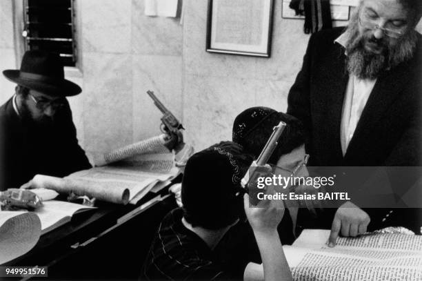 Fête de Pourim - Purim - dans une communauté de Juifs orthodoxes en décembre 1996 à Jérusalem, Israël.