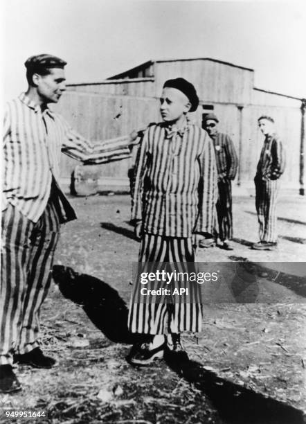 Le plus jeune prisonnier du camp de concentration de Dachau en avril 1945, Allemagne.