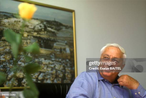 Ariel Sharon dans son bureau en juin 1996 à Jérusalem, Israël.