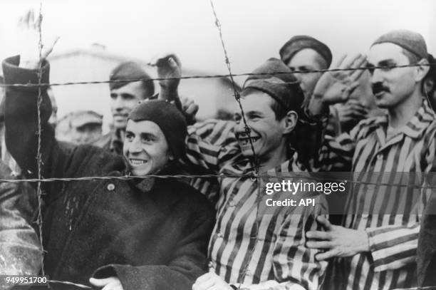 Prisonniers du camp de concentration de Dachau célébrant leur libération en avril 1945, Allemagne.