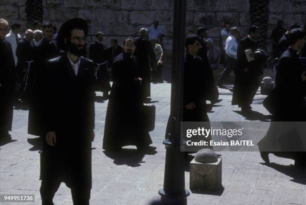 Des prêtres et des Juifs ultra-orthodoxes près de la porte de Jaffa dans la vieille ville de Jérusalem en mai 1996, Israël.