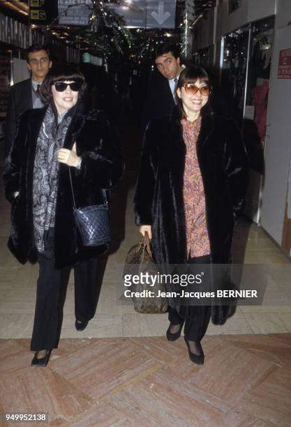 Mireille Mathieu et sa soeur Monique Mathieu au Palais des Congrès le 10 janvier 1986 à Paris, France.