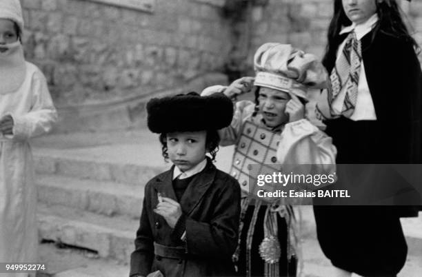 Enfants en costume traditionnel pour la fête de Pourim - Purim - dans une communauté de Juifs orthodoxes en décembre 1996 à Jérusalem, Israël.