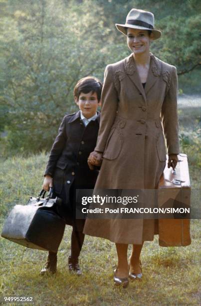 Marie-José Nat et son fils David Drach dans le film 'Les Violons du bal' réalisé par Michel Drach en août 1973 en France.