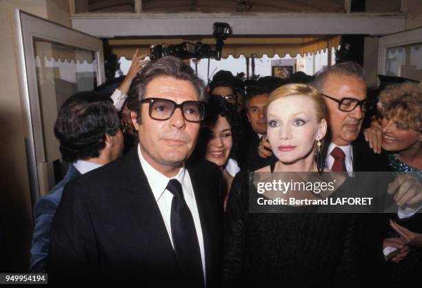 Marcello Mastroianni au Festival de Cannes lors de la présentation du film 'La Cité des femmes ' de Federico Fellini avec à droite l'actrice Anna...