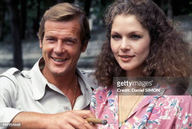 Roger Moore présente la jeune actrice Lois Chiles le 7 août 1978 à Paris, France.