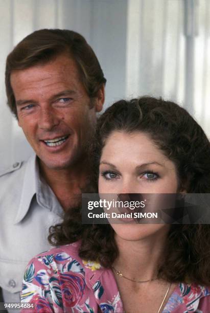 Roger Moore présente la jeune actrice Lois Chiles le 7 août 1978 à Paris, France.