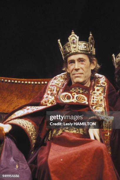 Acteur Peter O'Toole dans une scène de la pièce 'Macbeth' à l'Old Vic Theatre en septembre 1980 à Londres, Royaume-Uni.