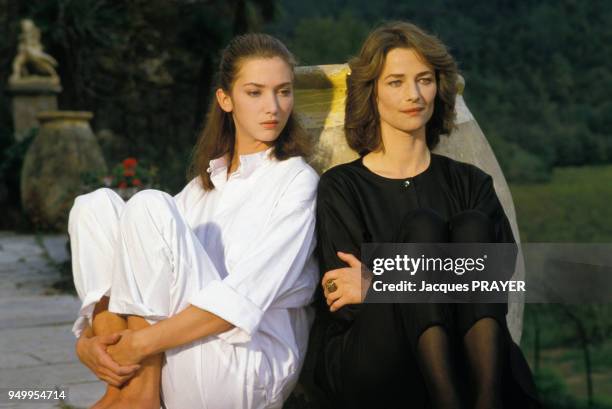 Charlotte Rampling et Myriem Roussel lors du tournage du film 'Tristesse et beauté' de Joy Fleury le 12 novembre 1984, France.