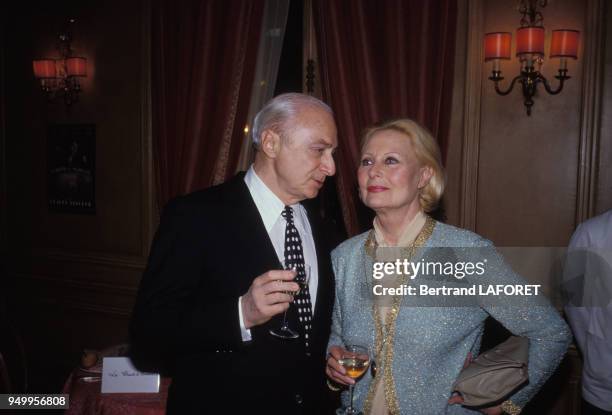 Gérard Oury et Michèle Morgan lors d'une soirée au Fouquet's le 12 avril 1983 à Paris, France.