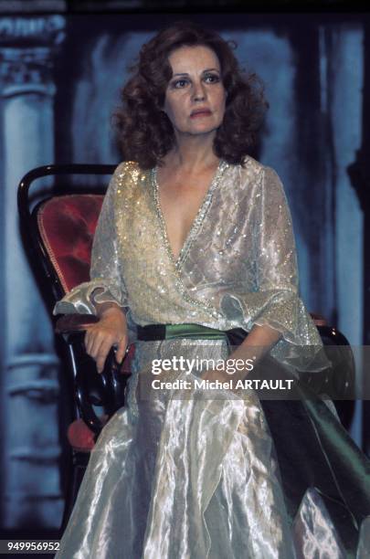Jeanne Moreau dans la pièce de théâtre 'Lulu' en janvier 1976 à Paris, France.