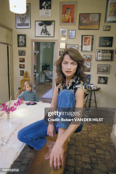 Actrice Charlotte Rampling avec son fils Barnaby chez elle, circa 1970, en France.
