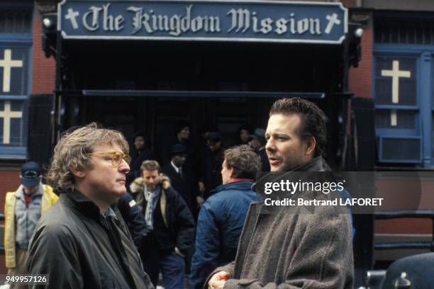 Le metteur en scène Alan Parker et Mickey Rourke pendant le tournage du film 'Angel Heart' en mars 1987 à New York, Etats-Unis.