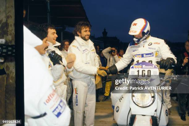 Thierry Sabine lors du départ du rallye Paris-Dakar le 1er janvier 1984 à Paris, France.