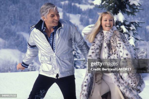 Gunther Sachs et son épouse Mirja aux sports d'hiver, circa 1980, à Gstaad, Suisse.