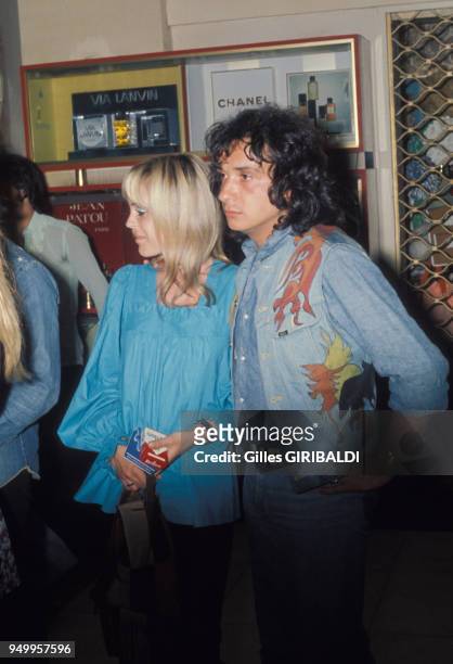 Michel Sardou et sa compagne Elisabeth Haas à Nice en aout 1973, France.