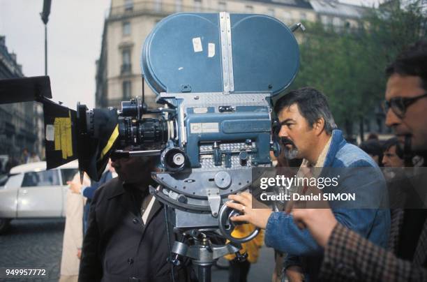 Un caméraman derrière sa caméra lors du tournage du film 'Mado' réalisé par Claude Sautet en avril 1976 à Paris, France.