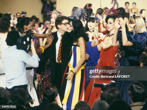 Yves Saint Laurent entouré de top models lors de la soirée de lancement du parfum Kouros en février 1981 à Paris, France.