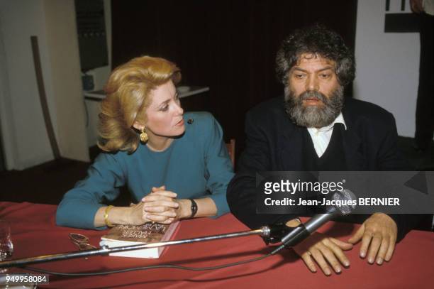 Catherine Deneuve et Marek Halter lors de la manifestation 'Le mois du judaïsme' le 8 janvier 1986 à Paris, France.