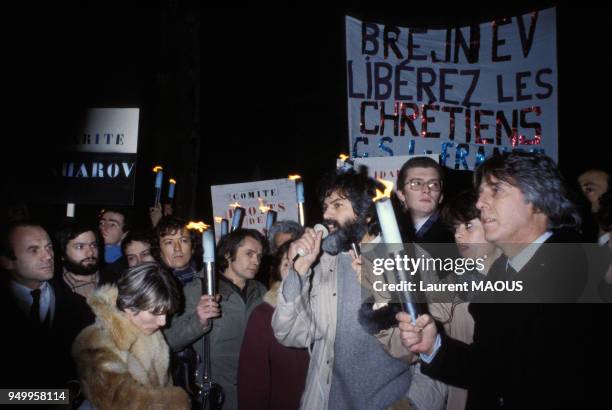 écrivain Marek Halter dans une manifestation de soutien au dissident soviétique Andrei Sakharov le 7 décembre 1981 à Paris, France.