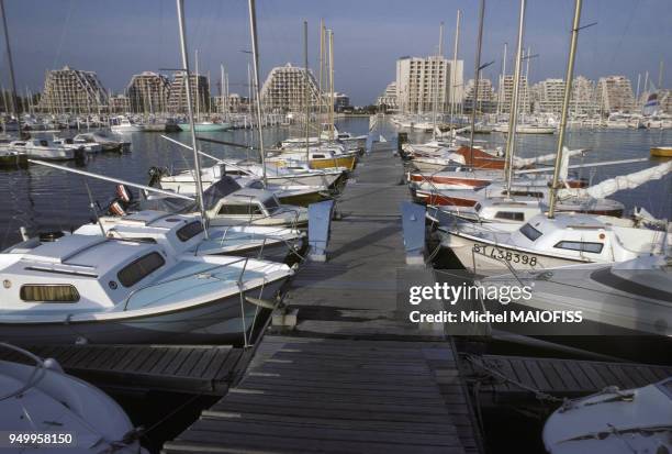 Le port de plaisance de La Grande Motte en août 1979 en France.