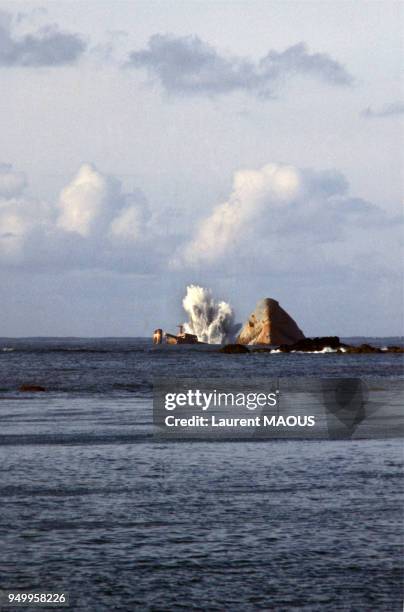 épave du pétrolier Amoco Cadiz entrain de se briser vue de la côte bretonne, cinq mois après son naufrage, en 1978, France.