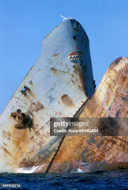 épave du pétrolier Amoco Cadiz cinq mois après son naufrage vue de Port-Sall en août 1978, France.
