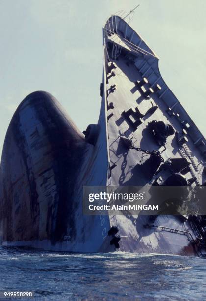 Partie arrière de l'épave du pétrolier Amoco Cadiz cinq mois après son naufrage vue de Port-Sall en août 1978, France.