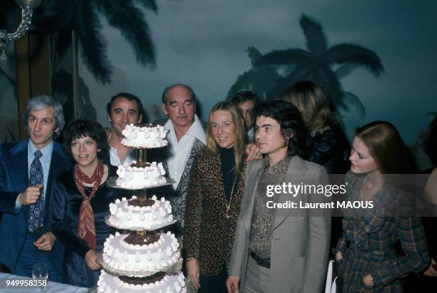 Daniel Guichard lors d'une soirée entouré notamment d'Eddie Barclay, Marcel Amont et Nicole Rieu, circa 1970, à Paris, France.