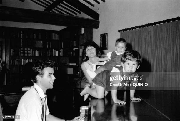 Horst Buchholz, son epouse Myriam Bru et leurs enfants Christopher et Beatrice en 1964.