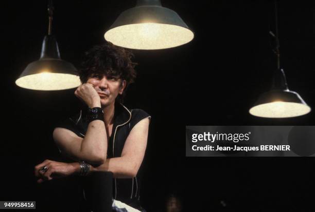 Jacques Higelin chante dans l'émission de télévison 'Champs-Elysées' le 9 avril 1983 à Paris, France.