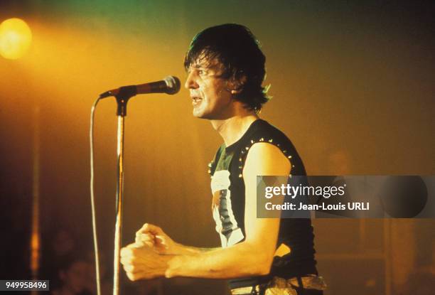 Jacques Higelin en concert, circa 1980, en France.